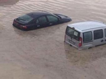Paytaxtda maşınlar su altında qaldı