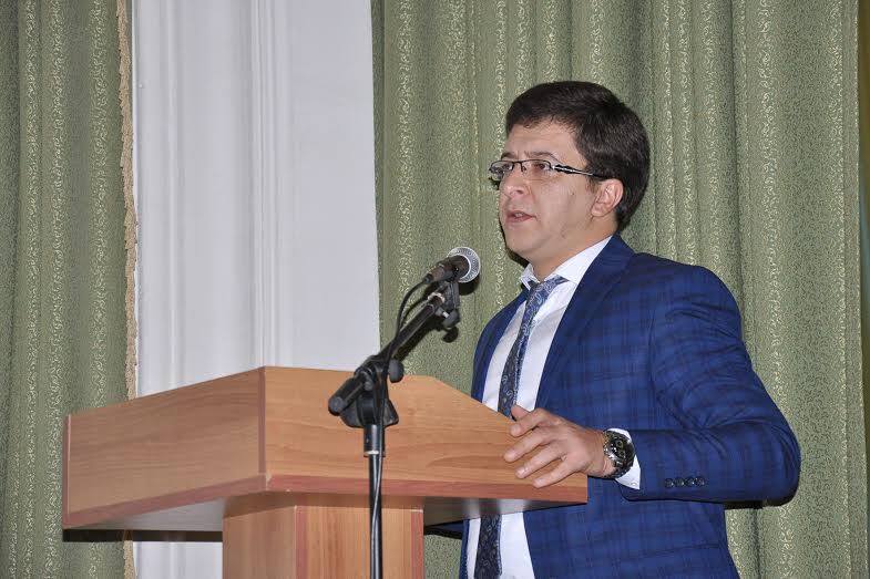 Ya tribunada, ya da elə tribunada...