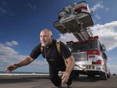 Bir qulağı ilə avtomobil dartdı