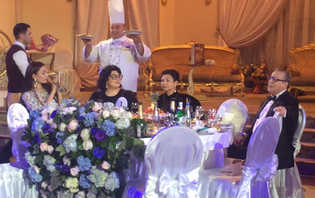 Ad günü tortunu Azərbaycan musiqisi ilə kəsdirdi