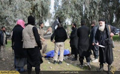 Ata qızını daşlayıb öldürdü