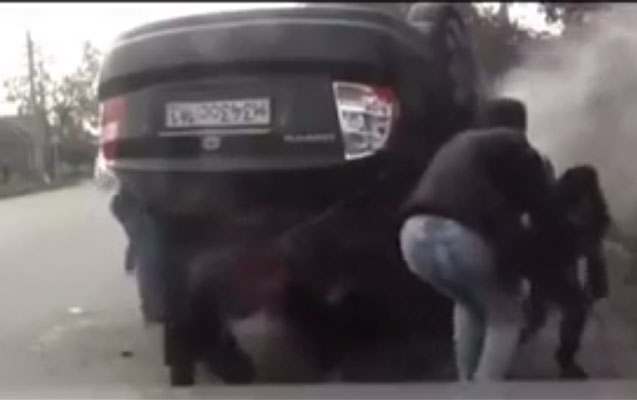 Siyəzəndə maşın aşdı