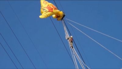 Paraşütlə yüksək gərginlikli elektrik xəttinin üzərinə düşdü və...