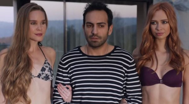Məşhur serial bikinili səhnəyə görə cəzalandı