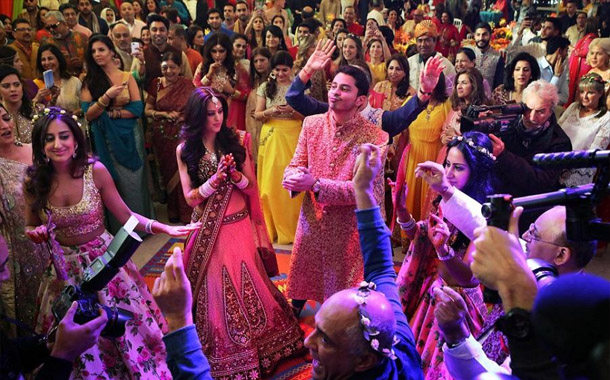 Oğluna 21 milyon dollarlıq toy etdi