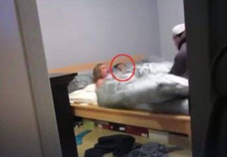 Səfərdən qayıdan ər arvadını başqası ilə bir yataqda tutdu