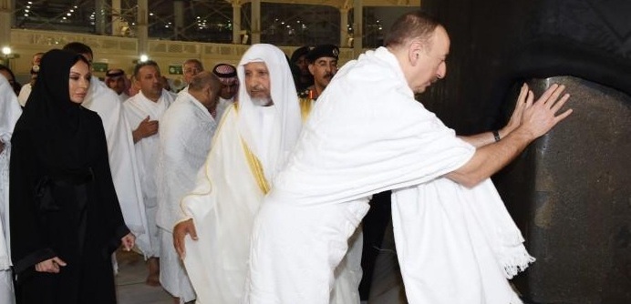 Ad gününü məsciddə keçirən Prezident