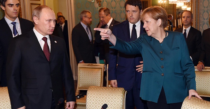 Putin Angela Merkel ilə görüşüb