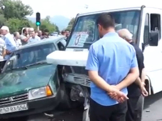 Mikroavtobus zəncirvari qəzaya səbəb oldu: 3 yaralı
