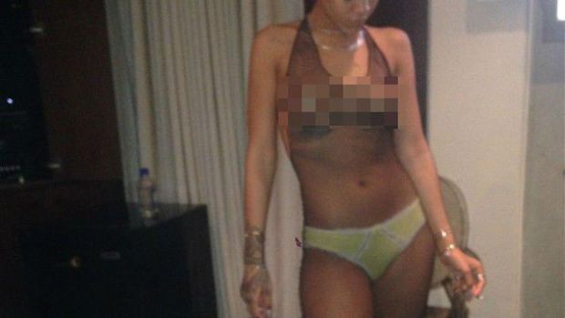 Sosial şəbəkədə iki bacını şantaj edən şəxs