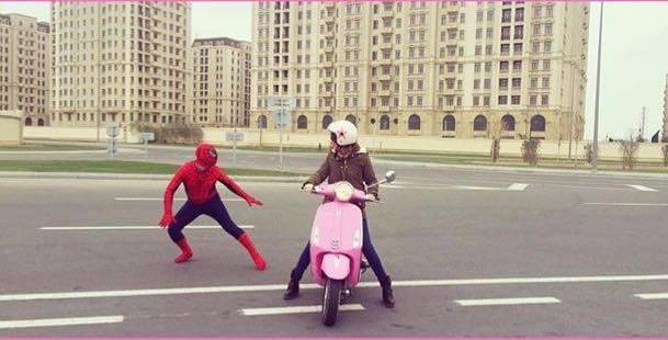 ATV-nin aparıcısı küçəyə bu geyimdə çıxdı