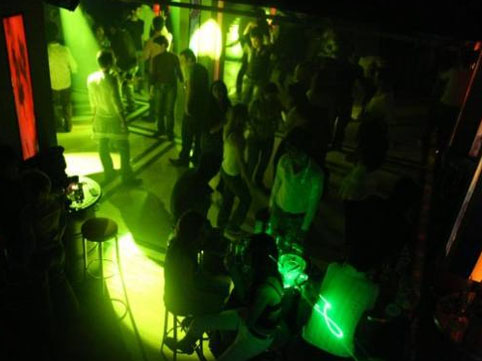 Barda həmcinsin üzünə 