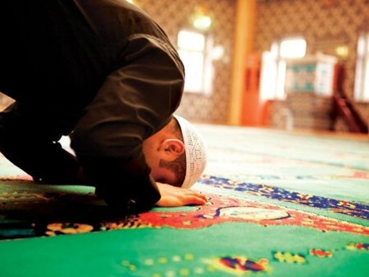 Namaz zamanı adama salam versələr, salamın cavabını ala bilərmi?