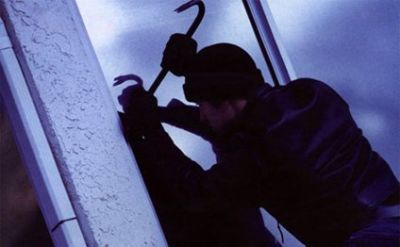 Keçmiş kürəkən qayınanasının evini soydu