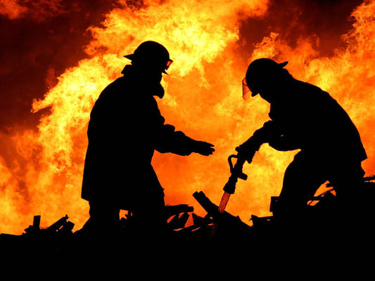 İki mərtəbəli ev kül oldu