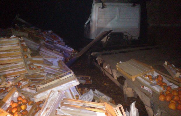 Qaxda xurma daşıyan maşın aşdı