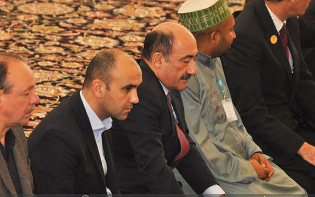 Əbülfəs Qarayev namaz qıldı