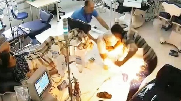 Xəstələrin üstünə benzin töküb yandırdı