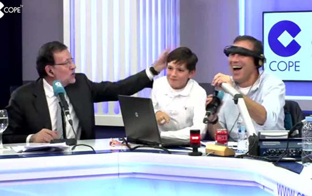 Baş nazir oğlunu canlı yayımda vurdu