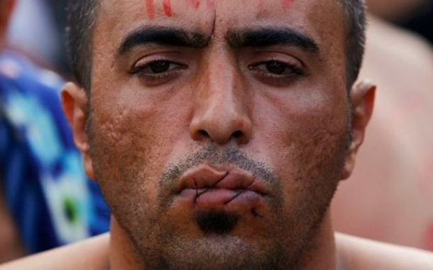 Miqrantlar ağızlarını tikdi