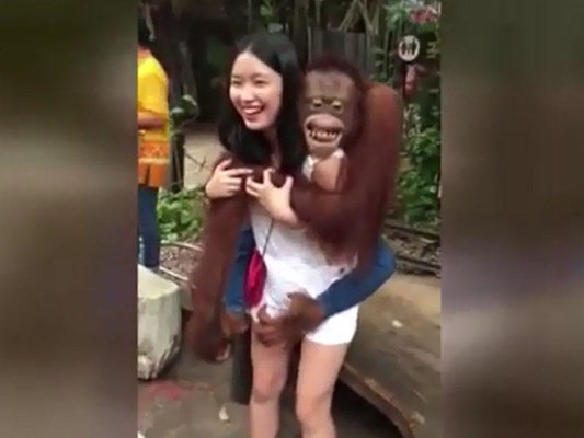 Gənc qıza etmədiyi qalmadı