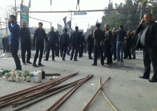 Nardaranda bir qrup şəxs armatur, lom və dəyənəklərlə silahlanıb