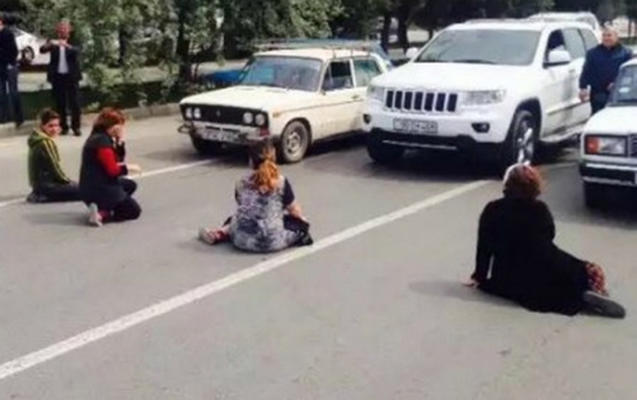 Sumqayıtın əsas girişini bağladılar