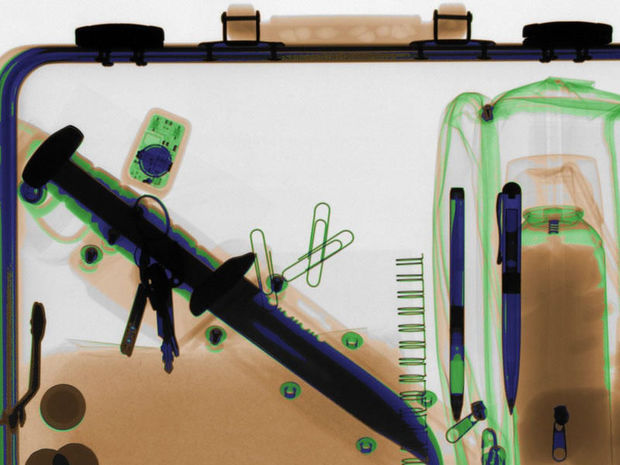 Gəncə aeroportunda soyuq silah aşkar edildi