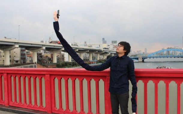 Bu oğlanın selfi çubuğuna ehtiyacı yoxdur