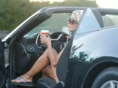 Maşını yarıçılpaq sürdü