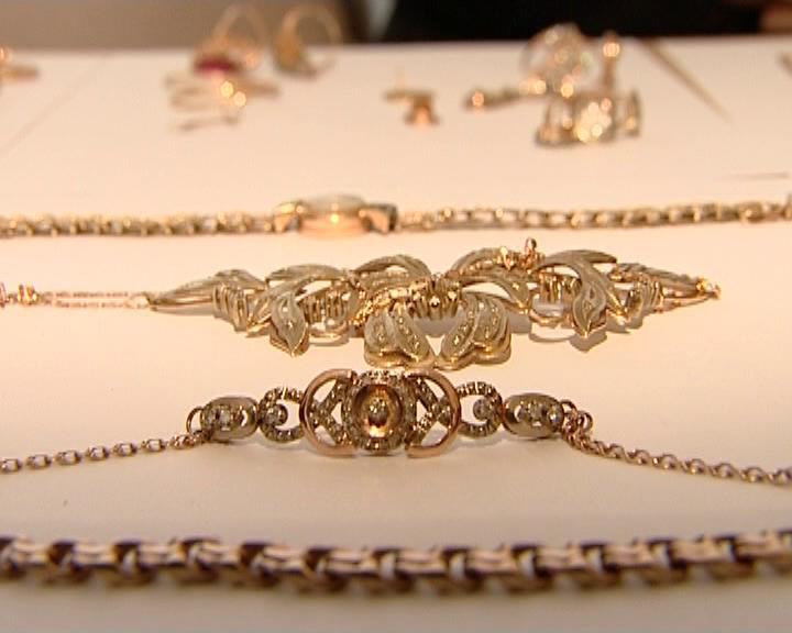 Qohumunun evindən oğurluq etdi