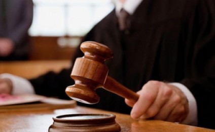 Adam bıçaqlayan şəxs məhkəmə zalında