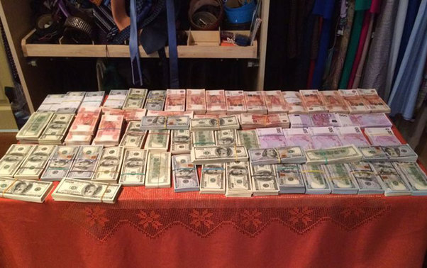 Gömrük rəisinin evində ayaqqabı qutularında külli miqdarda dollar tapıldı