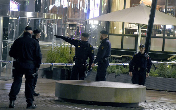 İsveçdə ticarət mərkəzində atışma