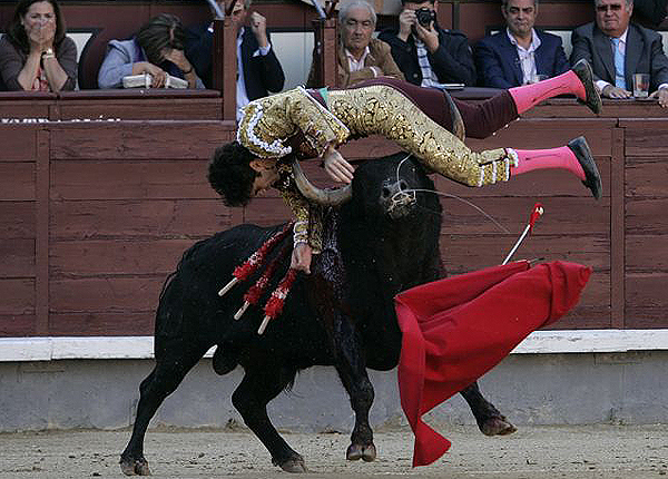 Matadorun qanı meydana çiləndi