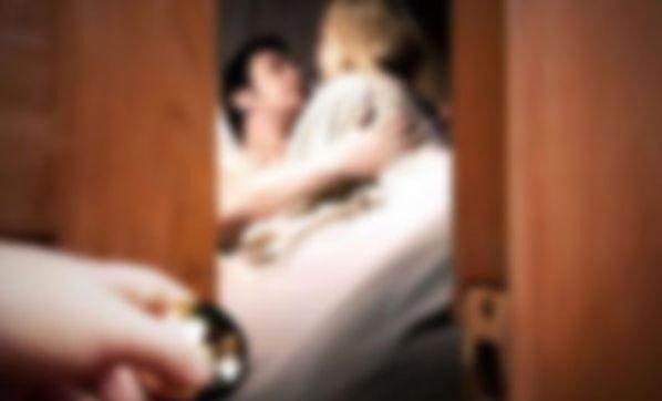 Ər yataq otağına dinləmə cihazı yerləşdiridi - eşitdiklərindən şoka düşdü