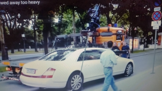 Evakuator prezidentlərin sürdüyü maşını qaldıra bilmədi