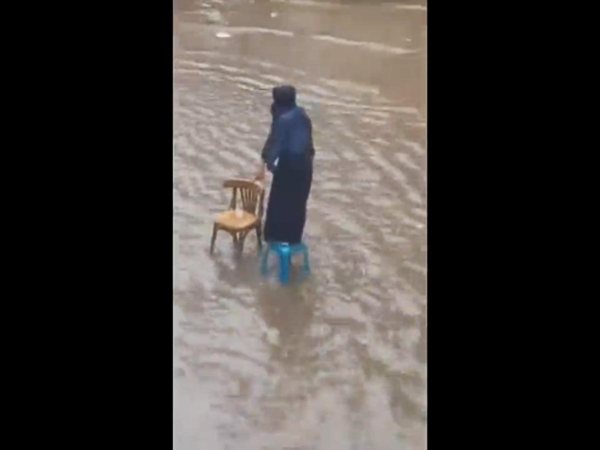 Xanımı üçün stullardan yol düzəltdi