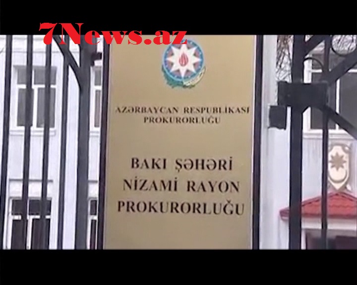 Telefona gələn SMS-ə görə anasını öldürən oğlanın məhkəməsi başlayıb