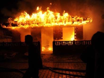 Körpə diri-diri yandı