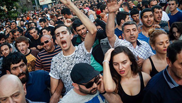 Erməniləri Sarkisyana qarşı qiyama çağırdılar