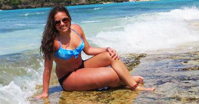 Bu qızın sağ ayağı dayanmadan böyüyür