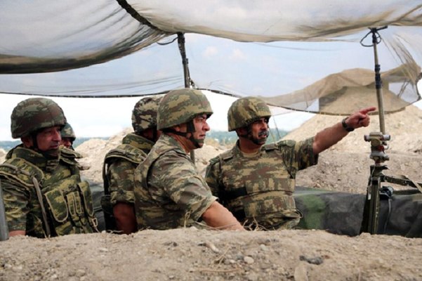 Zakir Həsənov düşmən mövqelərini izlədi