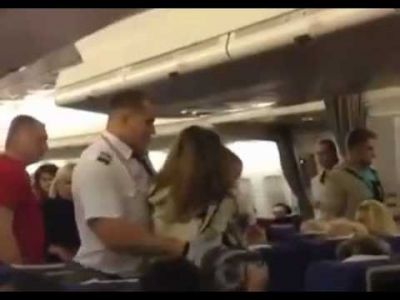 Sərxoş qadın təyyarədə nələr etdi, nələr...