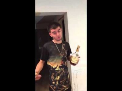 Bir şüşə konyakı birnəfəsə içdi