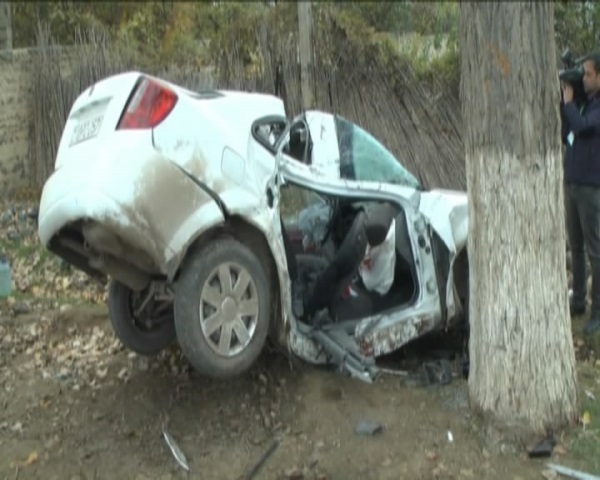 Samuxda avtomobil ağaca çırpıldı