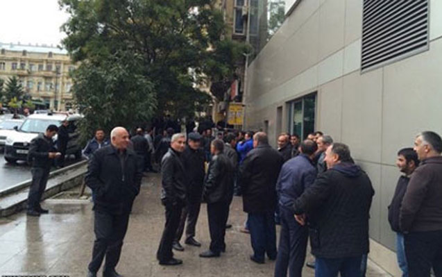 Maaş ala bilməyən fəhlələrə şad