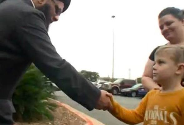 ABŞ-da yeddi yaşlı oğlan topladığı pulları məscidə verdi