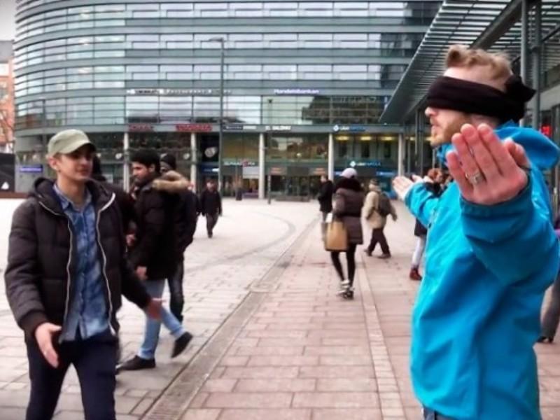 Müsəlman oğlan Parisliləri göz yaşına boğdu