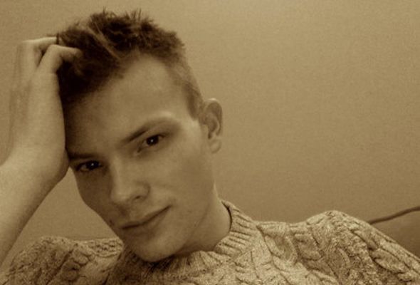 Müsəlman qızı müdafiə edən britaniyalı Facebook-un qəhrəmanına çevrildi